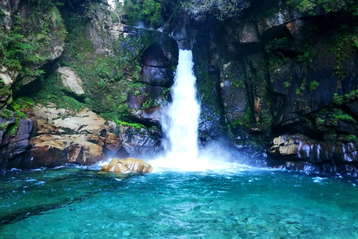 Cascada La Escondida, caída de agua sobre pozón turquesa