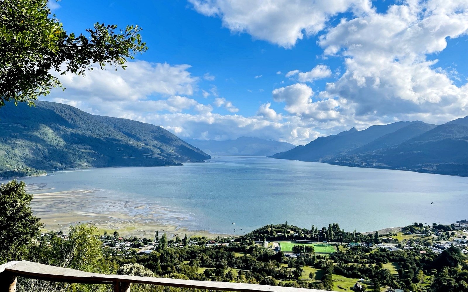 Vista en altura del Estuario de Reloncaví y Cochamó