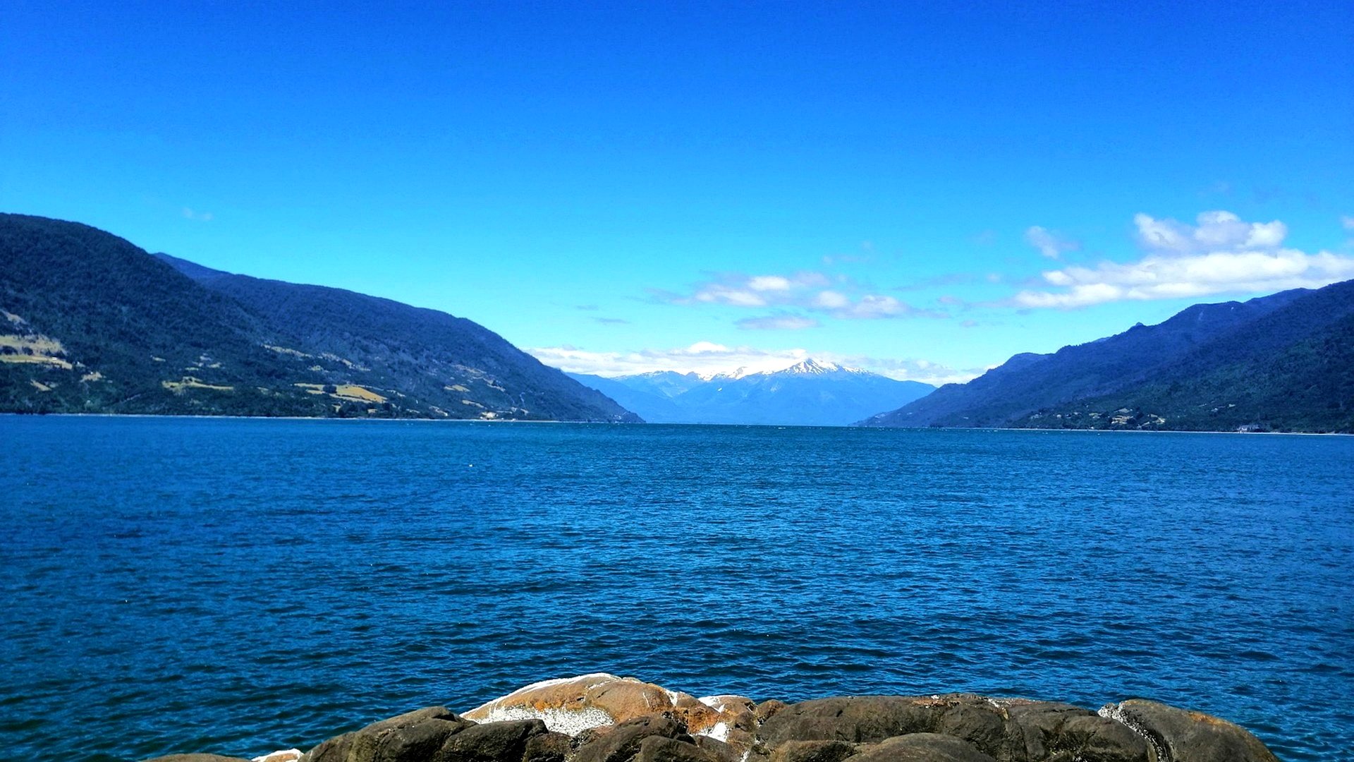 Estuario de Reloncaví y Volcán Yates en Cochamó, Región de Los Lagos, Chile