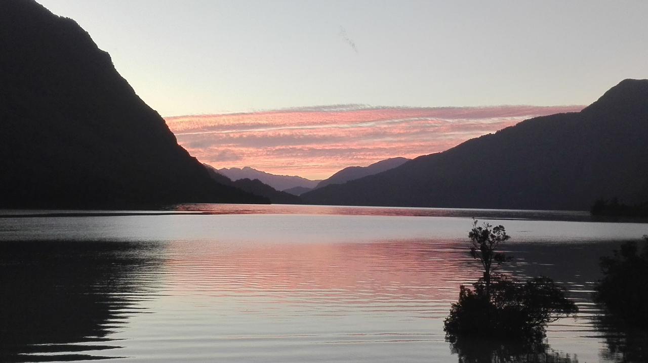 Lago Tagua Tagua al atardecer, sector interior de la comuna de Cochamó