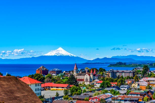 Puerto Varas con el Volcán Osorno al fondo