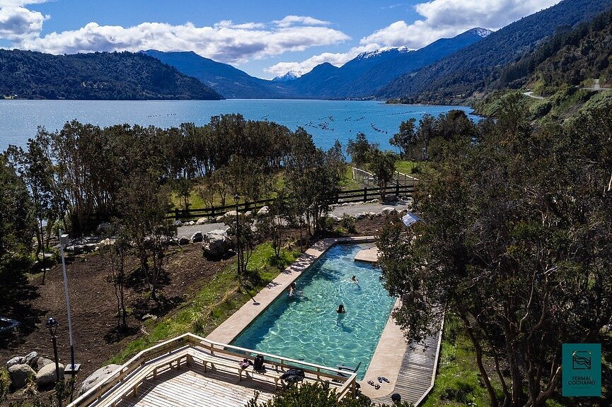 Termas de Cochamó, piscina termal junto al lago y la cordillera