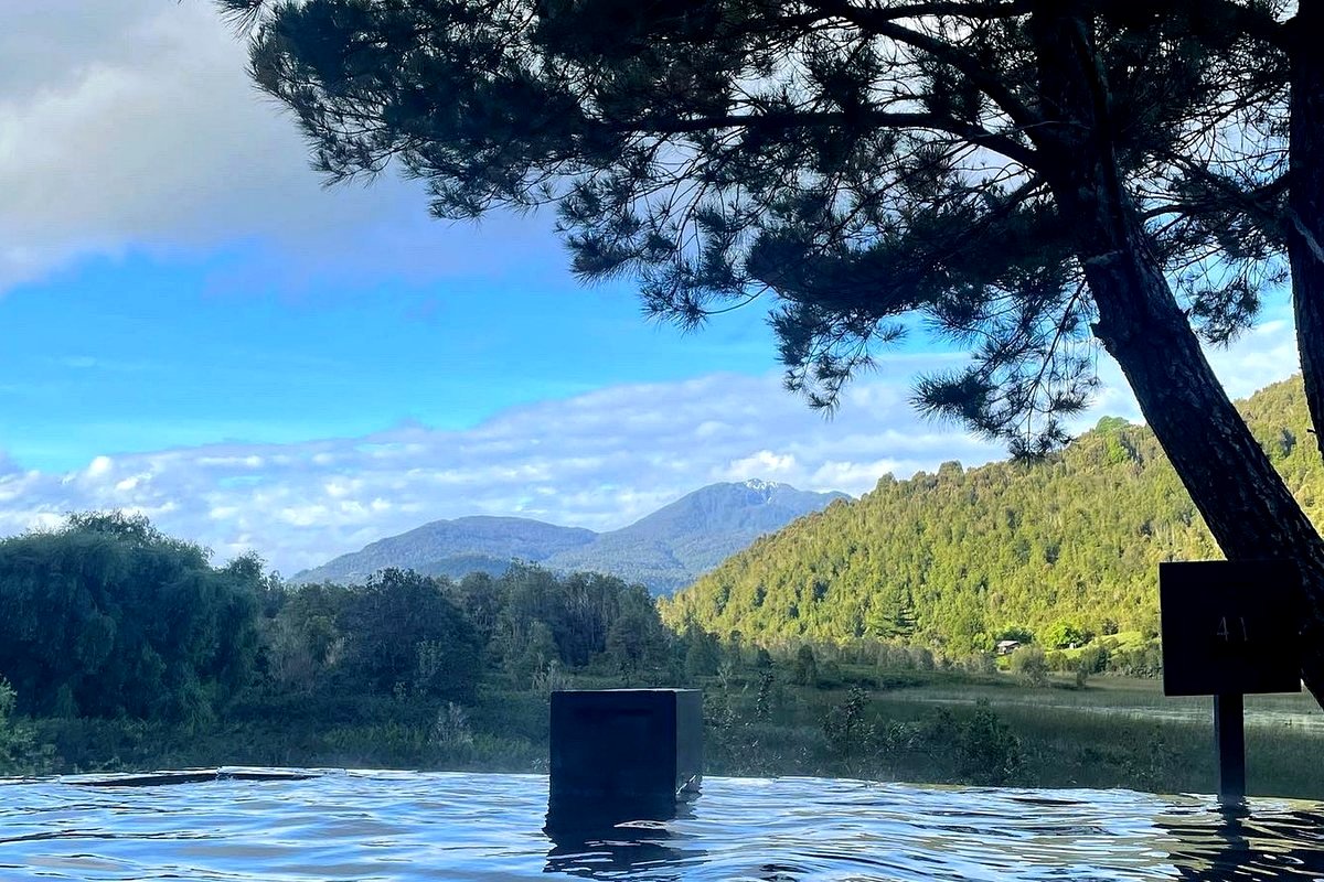Termas del Sol, piscina termal con vista al bosque, sector Río Puelo